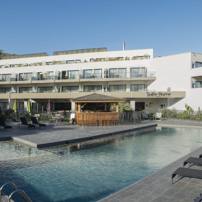 2018 Suite Home Porticcio piscine bar